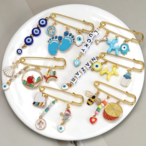 Broche de Ojo Turco de Aleación de Cobre Dorado Con Colgantes de Esmalte Corazón Cruz Abeja Perro Globo Joyería Mujer
