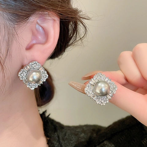 Orecchini A Lobo Quadrati Farfalla Eleganti Lega Strass Perla Artificial Imitazione Grigia Con Perno In Argento Vintage Lusso Donne