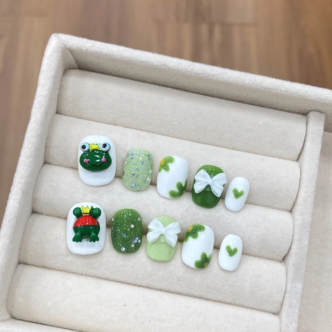 Unghie Finte a Pressione Fatte a Mano Cartone Animato Rana Verde Fiocco 3D Glitter Quadrato Corto Lucido Decorazione Unghie Donna