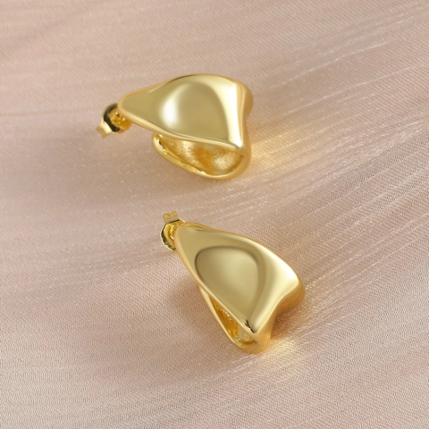 Boucles d'Oreilles Clous Géométriques en Forme de C Irrégulières pour Femmes Plaquées Or 18K Cuivre Style Métal Liquide