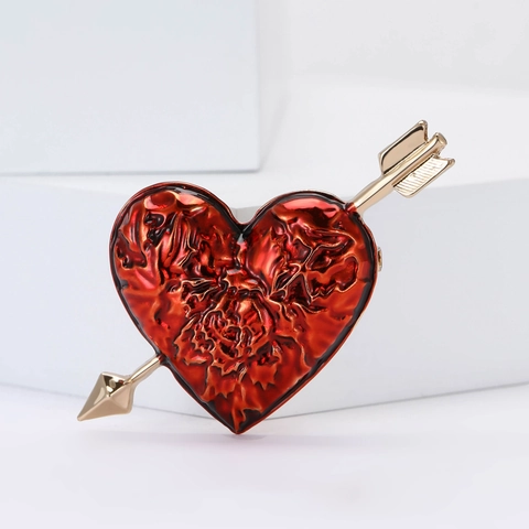 Exquise Broche en Alliage Émail Flèche à Travers le Cœur pour Femmes Cœur Rouge Flèche d'Or Broche pour Pull Costume de Mode Bijoux