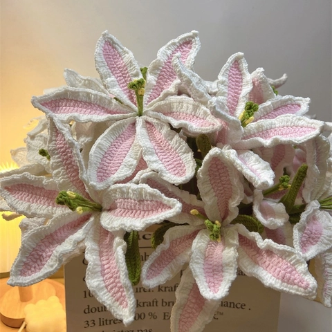 Handgefertigte Häkel-Lilie Garn Gestrickte Künstliche Blume Heimdeko Hochzeitsgeschenk Realistischer Blumenstiel