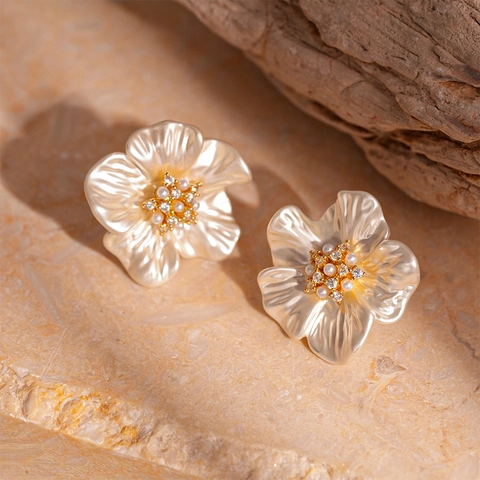 Elegante Blumenohrstecker Mit Kupfer Zirkon Acryl Kunstperle Und Silbernem Ohrsteckerstift Für Damen Süßer Stil