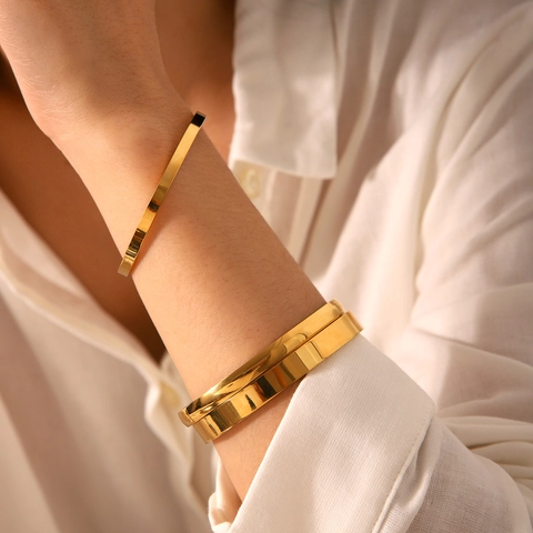 Minimalistisches Vergoldetes Edelstahl Armreif Polierte Glatte Oberfläche Ovales Scharnier Mode Schmuck