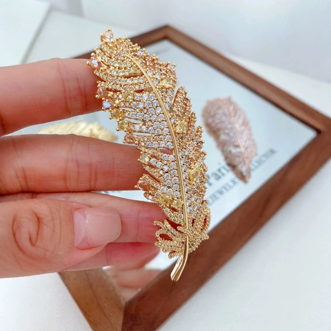Exquisite Zircon Feather Brooch Pin Vintage 18K Gold Plated Copper For Women Suits Coats Heavy Duty Fashion Accessories