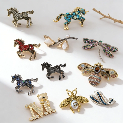 Vintage Alloy Brooch Rhinestone Inlaid Animal Floral Design Luxury Pin For Women Elegant Banquet Clothing Accessory