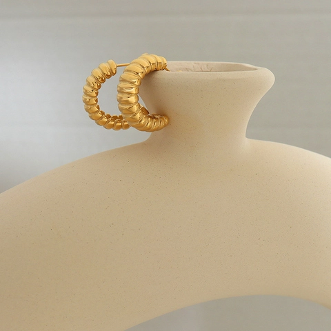 Croissant Hoop Oorbellen Geribbelde Textuur C-Vorm Titanium Staal Verguld Retro Minimalistische Sieraden Voor Dames
