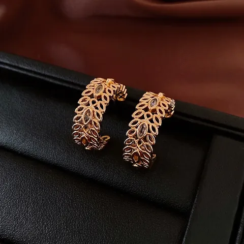 Orecchini A Cerchio A Forma Di C Con Foglie Traforate E Zircone Marquise Rame Placcato Oro 18K E Perno In Argento 925