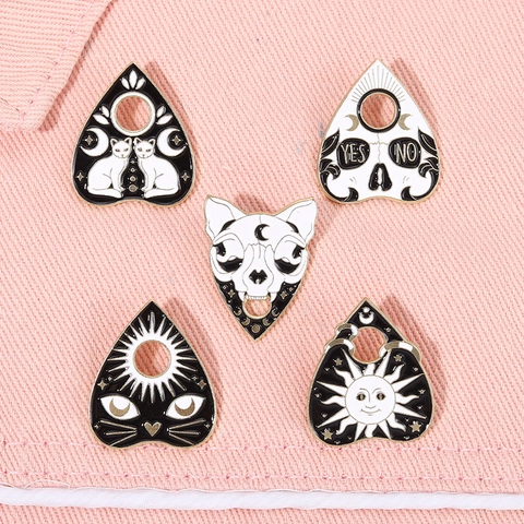 Spilla Planchette in Smalto Gotico Gatto Mistico Teschio Sole Luna Modello Lega Gioielli Distintivo per Zaino Abbigliamento