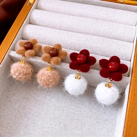 Orecchini A Fiore In Flock Con Pompon Di Peluche Perla Artificial Sintetica Perno In Argento Moda Autunno Inverno Per Donne