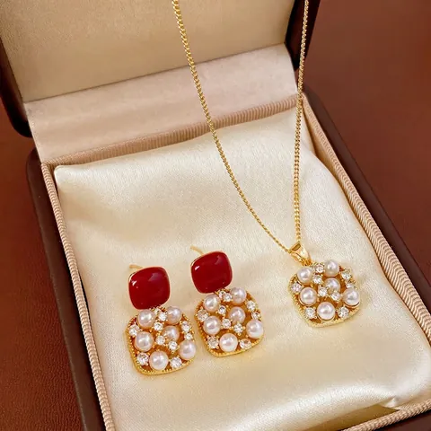 Collana E Orecchini Gioielli In Zircone Rosso Quadrato Rame Placcato Oro 18K Con Imitazione Perla Artificial Perno In Argento Vintage Lusso Donne