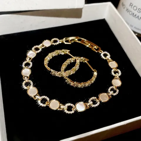 Luxe Sieraden Voor Dames Goud Vergulde Koperen Armband En Creolen Met Kunstparelmoer Zirkoon En Zilveren Oorbelsteker