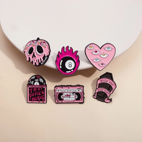 Spilla Smaltata Rosa Nero Lega Di Zinco Gotico Teschio Cuore Disco Vinile Bara Cassetta Punk Distintivi Da Risvolto Decor