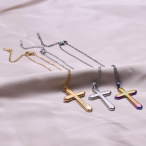 Collana Con Pendente A Croce Acciaio Inossidabile Placcato Oro 18K Placcatura Sottovuoto Arcobaleno Gioielli Minimalisti Donna