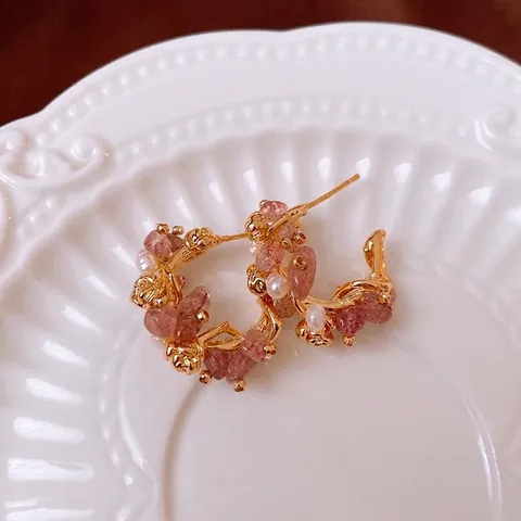Vintage Rose Bloem C-Vorm Hoop Oorbellen Met Aardbeienkwarts Imitatie Kunstparels En Zilveren Oorsteker 18K Verguld
