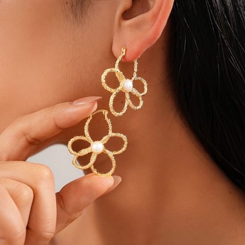 Pendientes De Aro De Flor Hueca De Cobre Texturizado Con Perla Artificial De Imitación Joyería Vintage Elegante Mujeres
