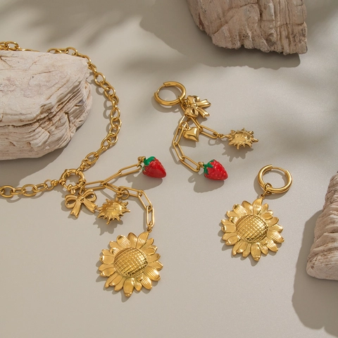 Set Di Gioielli Collana Con Ciondolo Girasole Fragola In Acciaio Inossidabile Dorato E Orecchini Asimmetrici Stile Pastorale