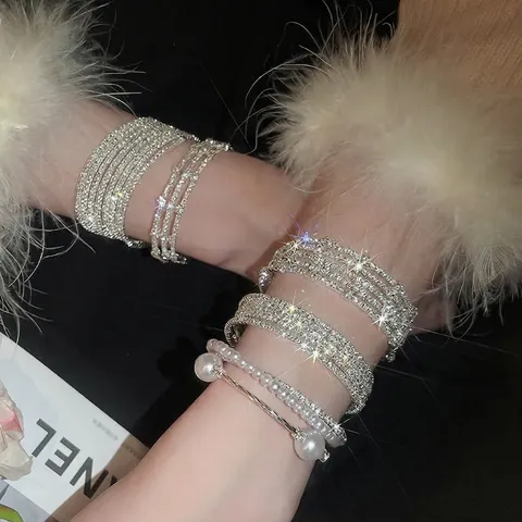 Glinsterende Meerlaagse Strass En Kunstparel Elastische Armband Elegante Brede Stretch Armband Voor Dames Feestsieraden