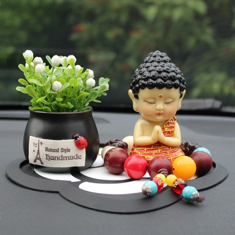 Mini Statua Di Buddha In Resina Statuetta Di Monaco Zen Posa Di Preghiera Carina Ornamento Cruscotto Auto Decorazione Casa Tradizionale