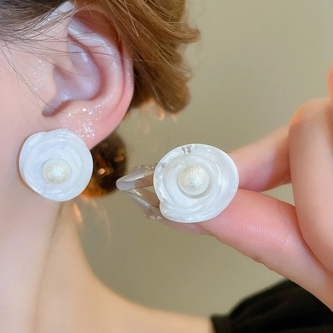 Elegante Legierung Blumen Quaste Ohrhänger Mit Silber Ohrringpfosten Weiß Künstliche Perle Ohrringe Für Damen Party Täglich Schmuck