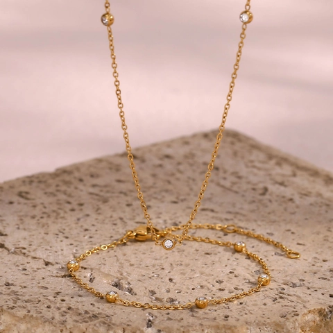 Collana Station in Acciaio Inossidabile con Strass Minimalista Placcata in Oro con Micropavè Rotondo per Donna