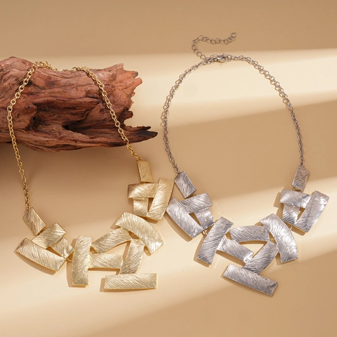 Collier Plastron Géométrique Patchwork Carré Alliage Brossé Texture Métallique Mode Chaîne De Pull Pour Femmes Bijoux Chic