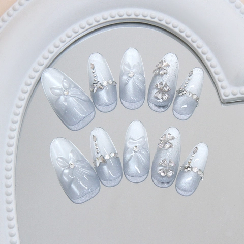 Unghie Finte Press On Nails Fatte A Mano Occhio Di Gatto Sfumato Blu Argento 3D Fiore Farfalla Strass Mandorla Elegante