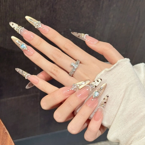 Faux Ongles à Presser Faits à la Main Luxe Imprimé Léopard Strass Künstliche Perle Stiletto Long Cercueil Moyen Manucure Femme