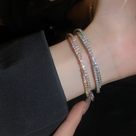 Lagiger Gekreuzter Offener Armreif Kupfer Mit Zirkonia Geometrischer Modeschmuck Für Damen