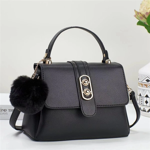 Fashion Women PU Leather Handbag With Lychee Pattern Gold Metal Buckle Fur Ball Pendant Crossbody Shoulder Bag For Daily Use