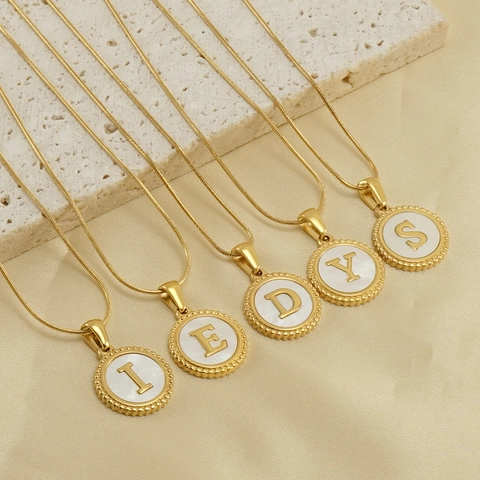18K Vergoldete Edelstahl Halskette Mit Buchstaben Anhänger Rundes Muschel Design Schlangenkette Damen Mode Schmuck