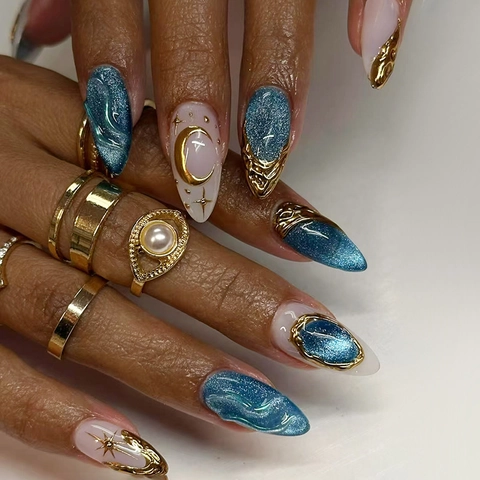 Unghie Finte Press On Cat Eye Blu Profondo Cielo Stellato Luna Stelle Oro 3D Rilievo Forma Mandorla Plastica ABS Per Donne Elegante