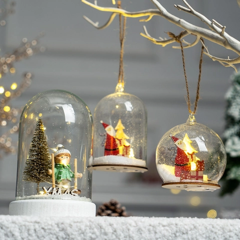 LED Leuchtende Glaskuppel Weihnachten Mikro Landschaft Weihnachtsmann Skifahrer Holzsockel Festliches Ornament Tischdeko Baumbehang
