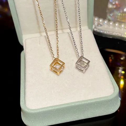 Collier Pendentif Cube Acier Titane Boîte Creuse Zircone Géométrique Chaîne De Clavicule Bijoux Pour Femmes