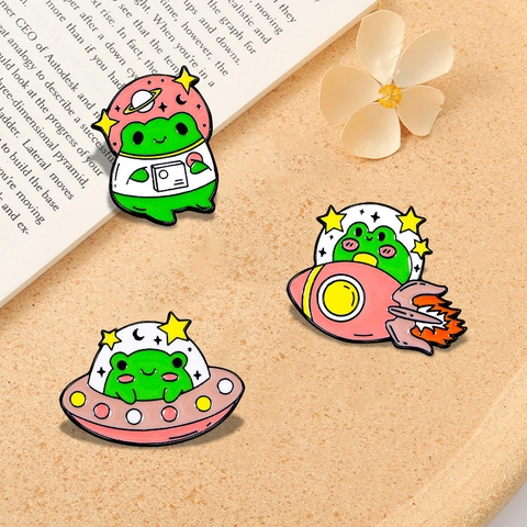 Cartoon Weltraum Frosch Emaille Brosche Pin Astronaut UFO Rakete Legierung Abzeichen Für Rucksack Tasche Kleidung Dekor Geschenk
