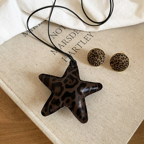 Leopardmuster Kunstleder Stern Anhänger Halskette Und Runde Ohrstecker Mit 925 Sterling Silbernem Ohrringstift Für Damen