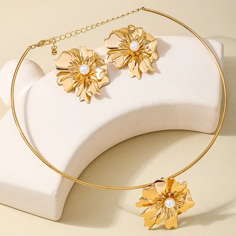 Collana E Orecchini A Fiore Esagerato Lega Placcata Oro Con Imitazione Perla Artificial Choker Per Donne Banchetto Stile Elegante