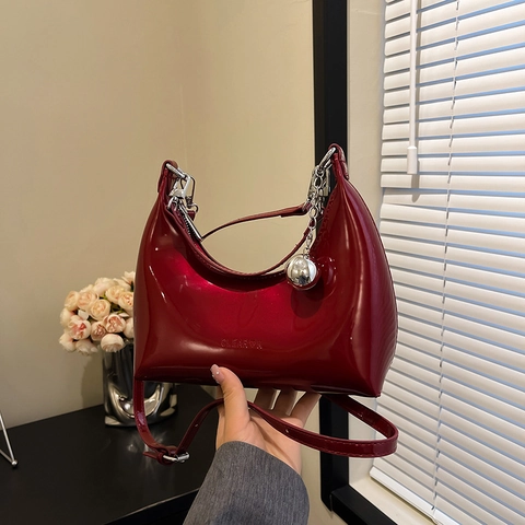 Sac Sous Le Bras Hobo Brillant Femme Cuir PU Verni Brillance Métallique Sac Bandoulière Avec Breloque Boule Métallique Argentée