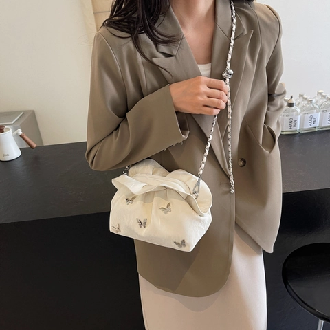 Sac Nuage Plissé Femmes Cuir PU Bandoulière Pochette Avec Décor Papillon Argenté Et Bandoulière Chaîne Métallique