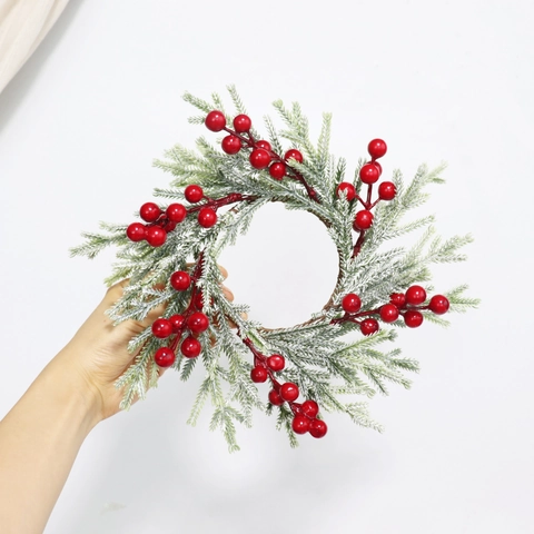 Weihnachtskerzenkranz Frostige Künstliche Kiefernnadeln Rote Beeren Tischdeko Party Ornament