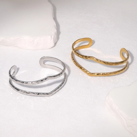 Brazalete De Acero Inoxidable Martillado Doble Capa Abierto Minimalista Chapado En Oro De 18K Joyería De Lujo No Se Empaña