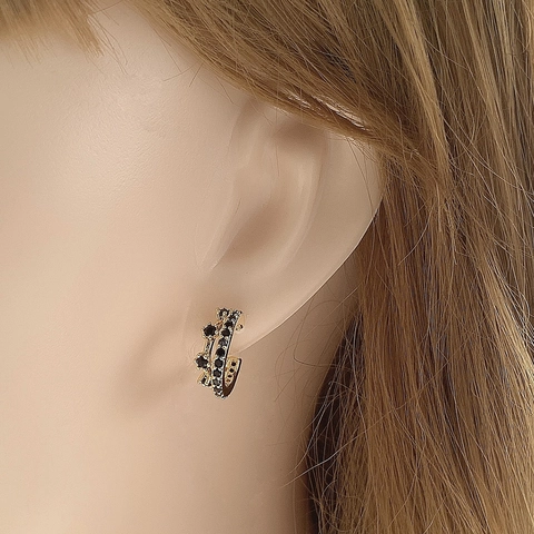 Boucles d'Oreilles Créoles en Cuivre en Forme de C Géométriques pour Femmes Minimaliste Incrusté de Zirconia Noir Bijoux Élégants
