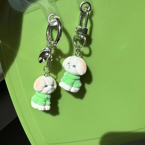Simpatico Portachiavi a Forma di Cane Bichon Floccato Ciondolo per Borsa Regalo Donna Ragazza Cucciolo Bianco Vestiti Verdi