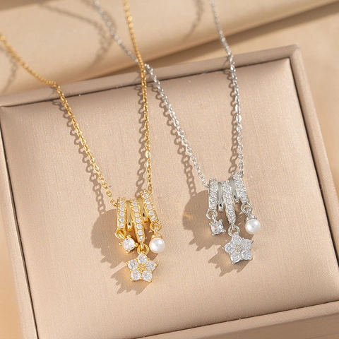Elegante Collana Con Pendente Con Zirconia E Perla Artificiale Rame Placcato Oro Design Petali Di Fiori E Cerchio