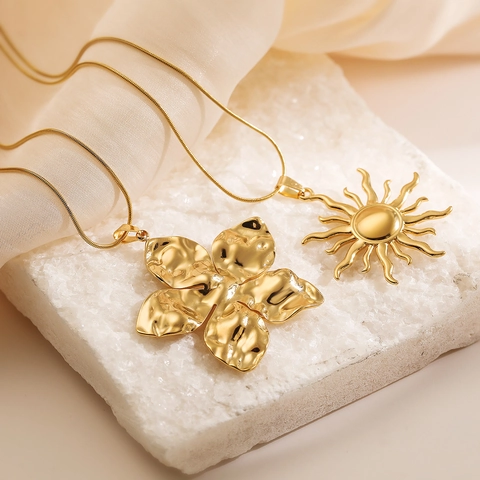 Collier Pendentif Fleur Soleil En Acier Titane Plaqué Or Texture Métallique Martelée Chaîne Serpent Bijoux Femmes