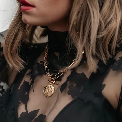 Collier en Laiton Vintage Chaîne Plaqué Or Perle Baroque d'Eau Douce Pendentif Pièce en Relief Fermoir à Bascule Bijoux Femmes