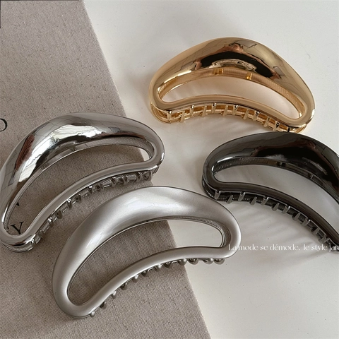 Large Metal Hair Claw Clips Alloy Hollow Out Crescent Moon Shark Clip Elegant Minimalist Hair Accessories For Women Updo