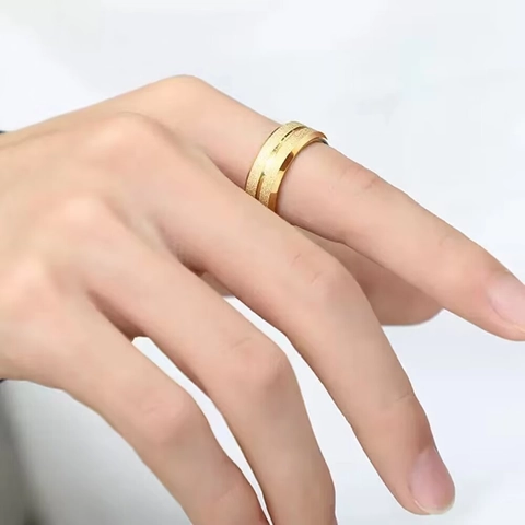 Anillo de Acero de Titanio Esmerilado para Hombre Mujer Chapado en Oro Dieciocho Quilates Banda Geométrica Joyería de Moda