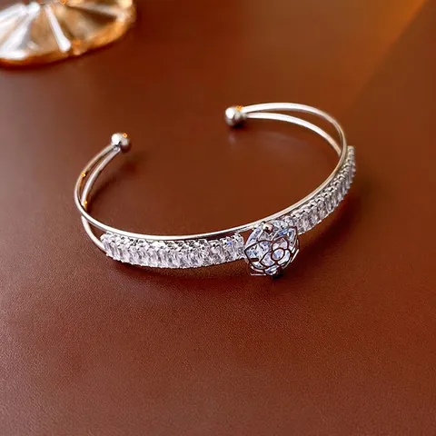 Elegante Bracciale Aperto Fiore Camelia Rame Con Zircone Taglio Baguette Gioiello Scintillante Regalo Per Donna