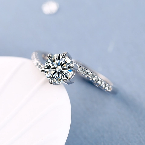 Eleganter Kupfer Weißgold Plattierter Runder Strass Ring Für Damen Sechs-Krallen-Fassung Verstellbarer Geometrischer Modeschmuck